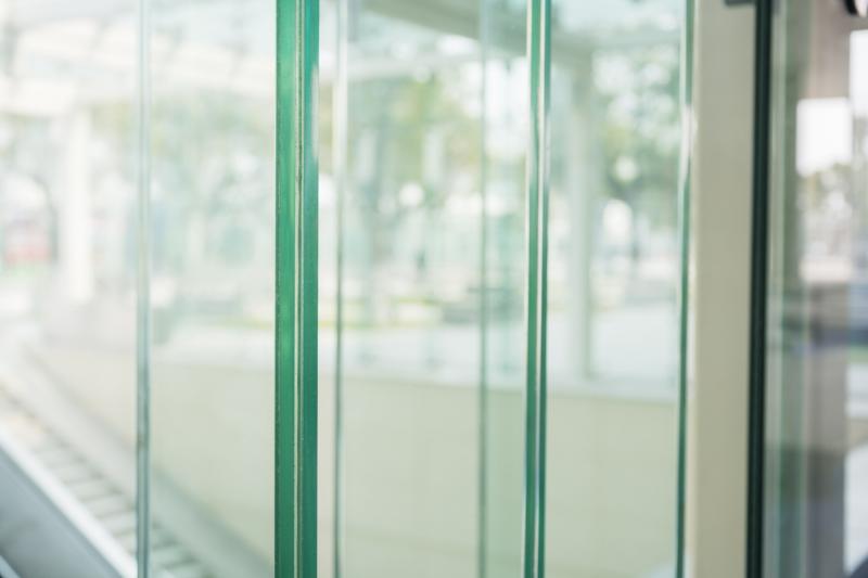 Portas de vidro pivotantes: beleza, segurança e durabilidade para residências modernas. Adaptáveis a diversos estilos de decoração.