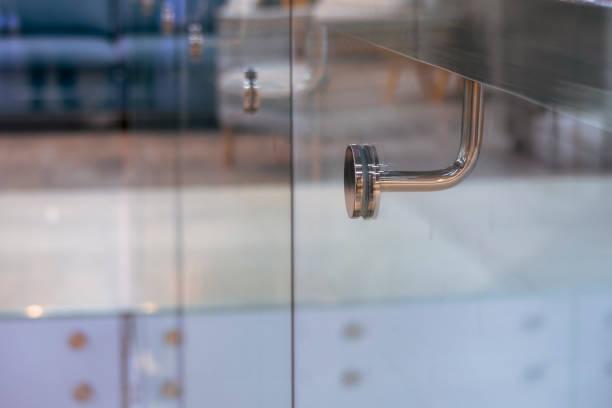 Autêntico e Moderno: Transforme seu Ambiente com a Porta de Vidro Temperado Pivotante