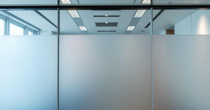 Divisórias de vidro jateado: Elegância e privacidade para seus ambientes