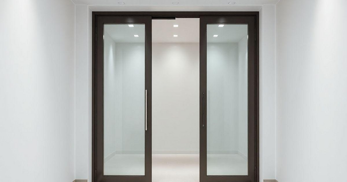 Porta de vidro temperado pivotante: Elegância e segurança para seu espaço