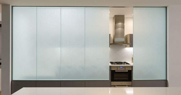 Divisória de vidro jateado para cozinha: Elegância e Praticidade no Seu Ambiente