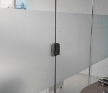 Jateamento de vidros laminados